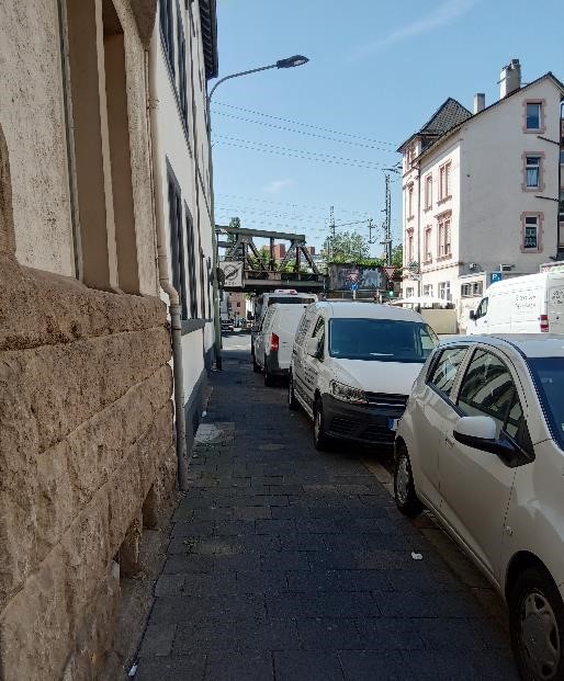 Autos parken teilweise auf einem Bürgersteig