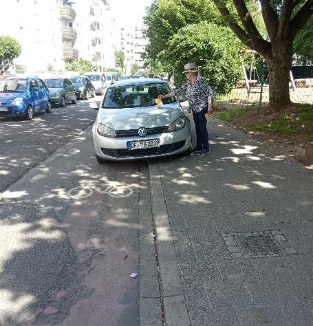 Ein Auto part auf einem Fußgängerweg