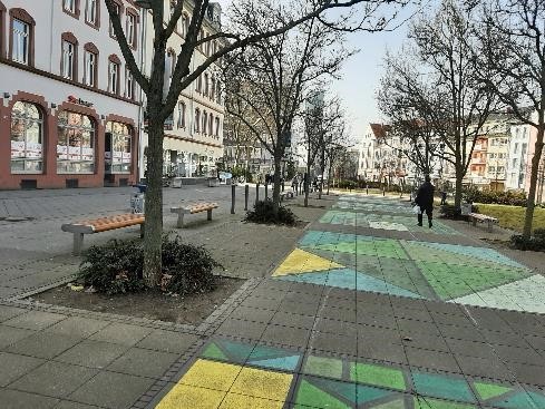 Straße und Fußgängerbereich mit farbiger Straßenbemalung