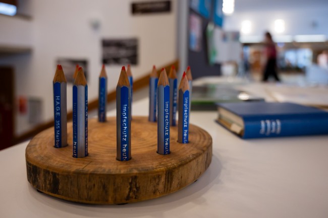 Kreativer Kerzenkranz zum 65sten mit historischen HAGE-Buntstiften