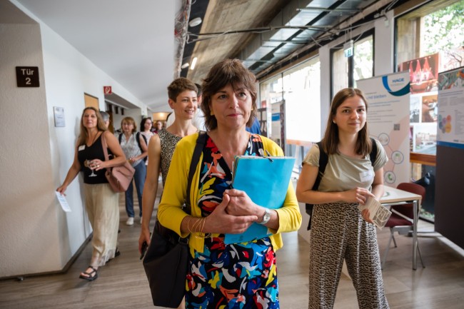 Staatssekretärin und Vorstandsvorsitzende Anne Janz auf dem Weg zum Vortragssaal