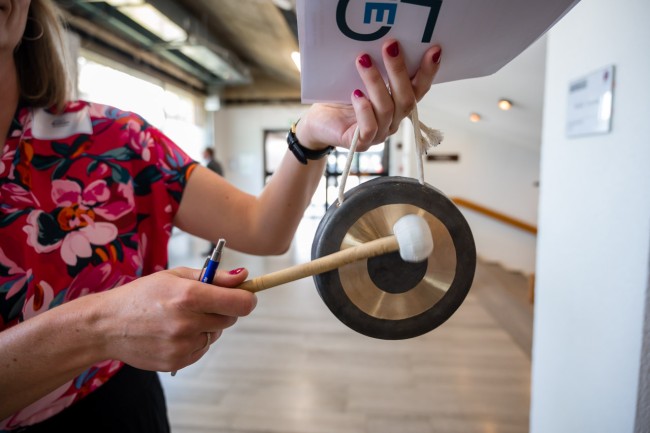 Der Gong ertönt, es geht los.