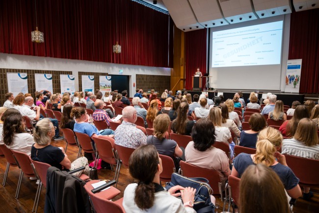 Der Vortragssaal ist gut gefüllt.