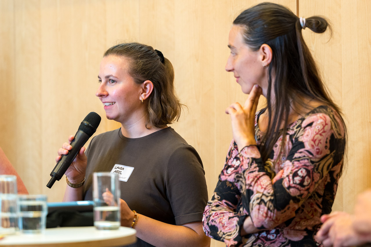 Austausch im Plenum Laura Abel (li.) und Manuela Axmann