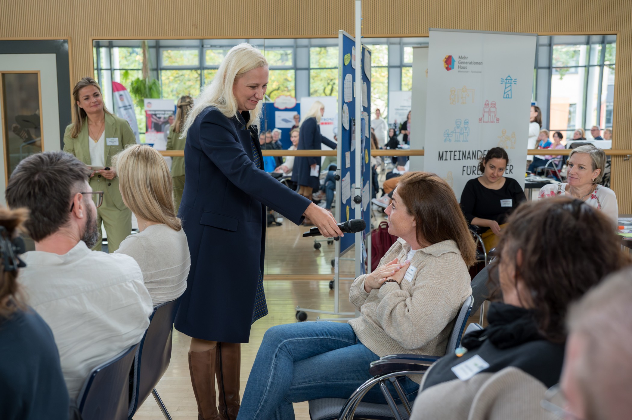 Im Gespräch: Sportministerin Diana Stolz im Gespräch mit den Teilnehmenden des Gesamtnetzwerktreffens