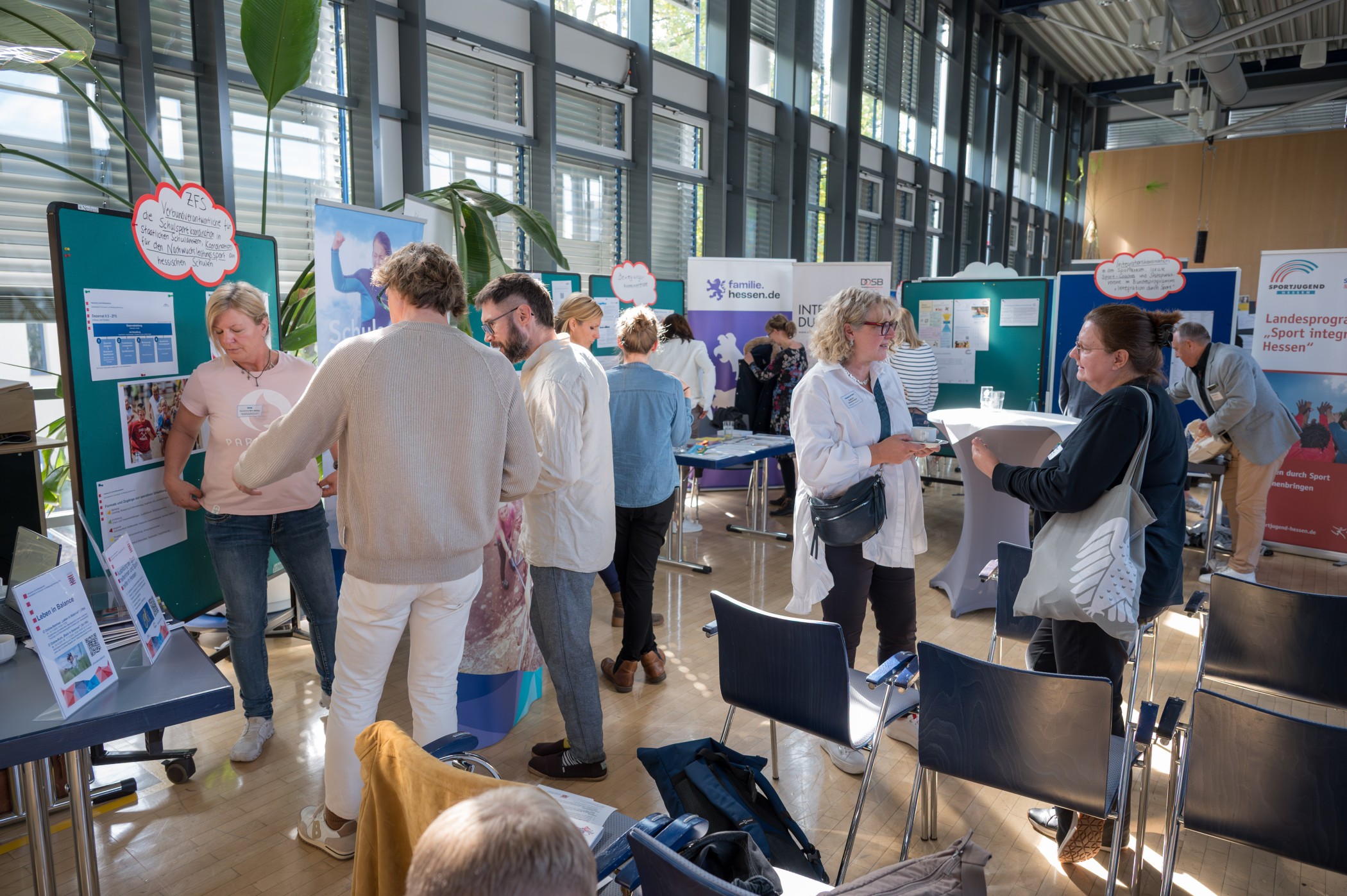 Offener Austausch auf dem Markt der Möglichkeiten (Netzwerk für Bewegungsförderung)
