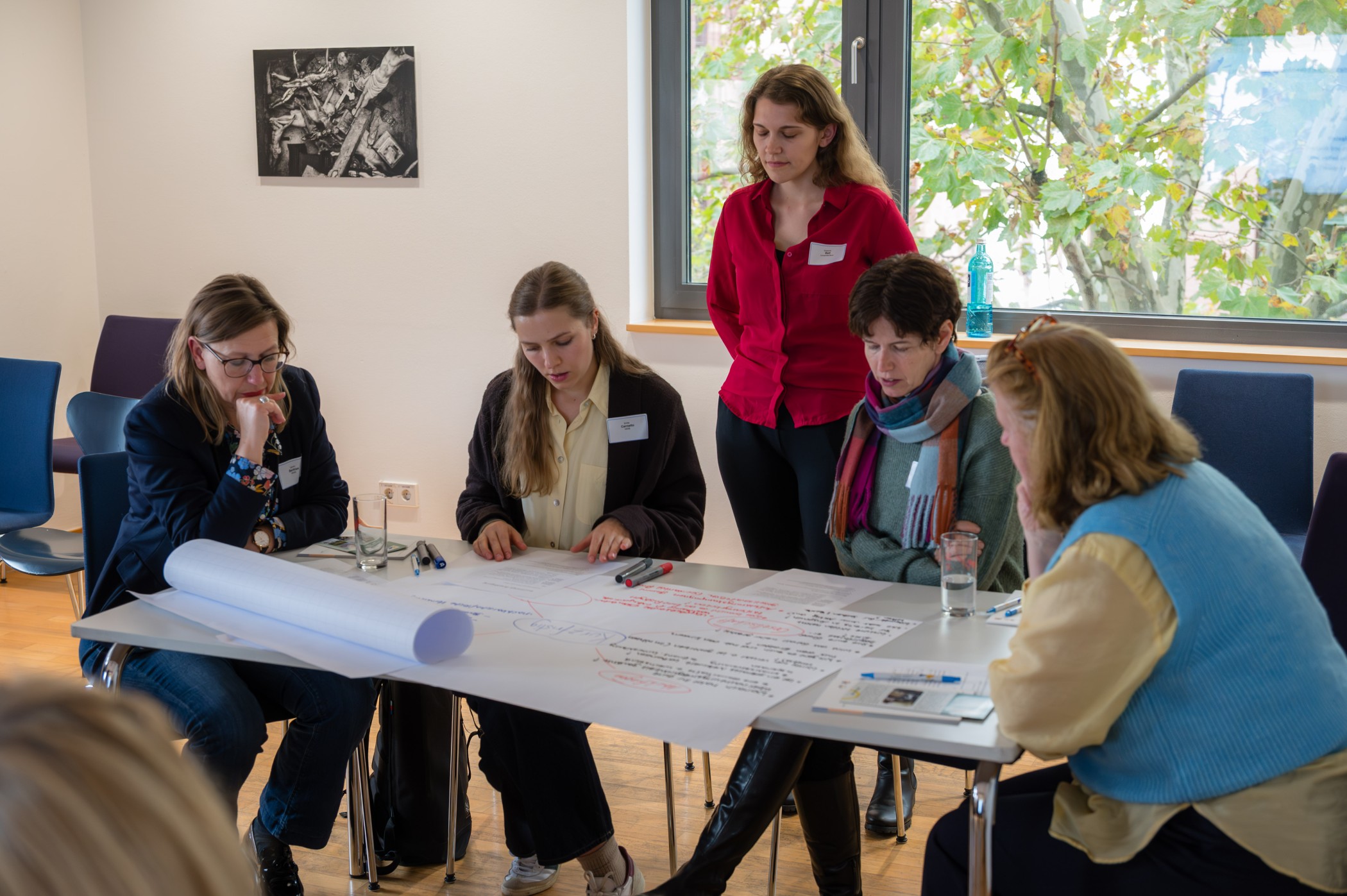 Susanne Bell (Univ. Bonn) mit Teilnehmenden im Gespräch