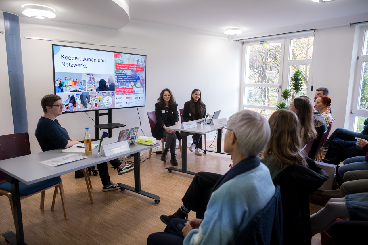 Kathrin (Kle) Tablack (Leitung) und Cora (Fachkraft für intergenerationale Arbeit), Queeres Zentrum Wiesbaden e.V.