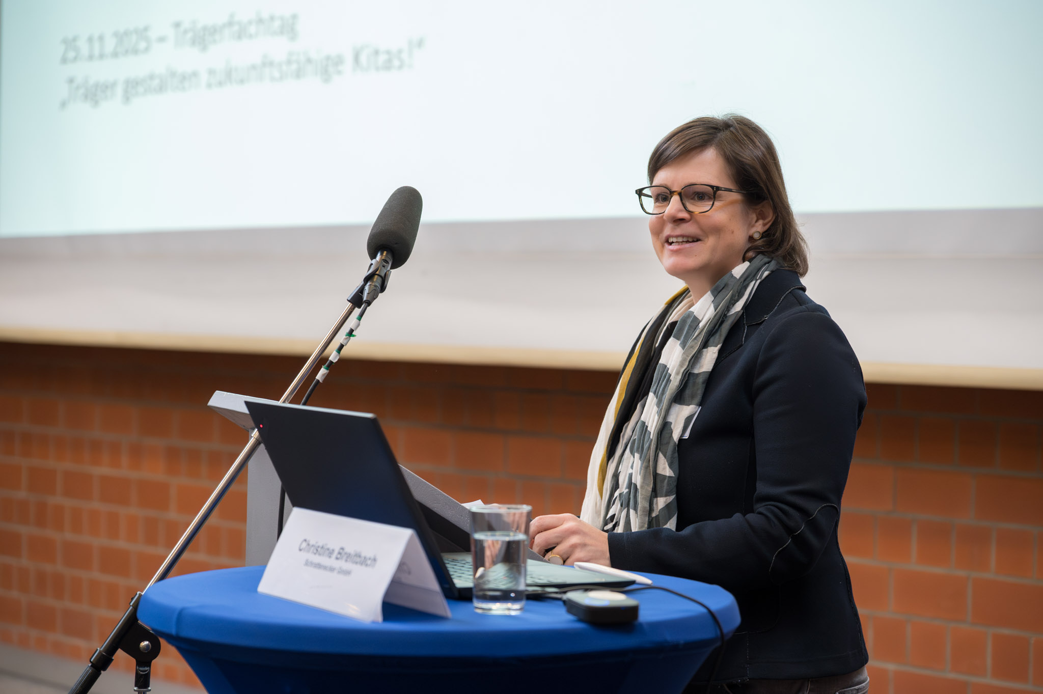 Fachvortrag: „Gesundheitsfördernde Organisationsentwicklung - aus der Praxis für die Praxis“   Referentin: Christine Breitbach, Schrattenecker GmbH Gesundheitsmanagement, Fachtag für Träger von Kindertageseinrichtungen in Hessen 2025