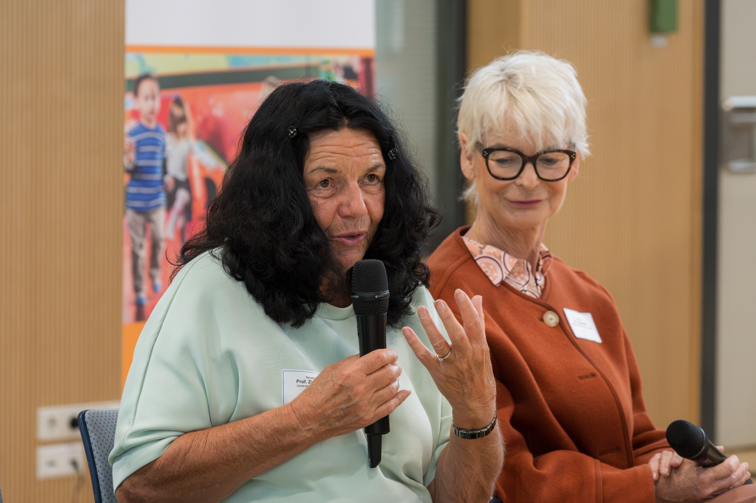 Prof. Dr. Renate Zimmer und Sportbeauftragte Dr. Ann Kathrin Linsenhoff