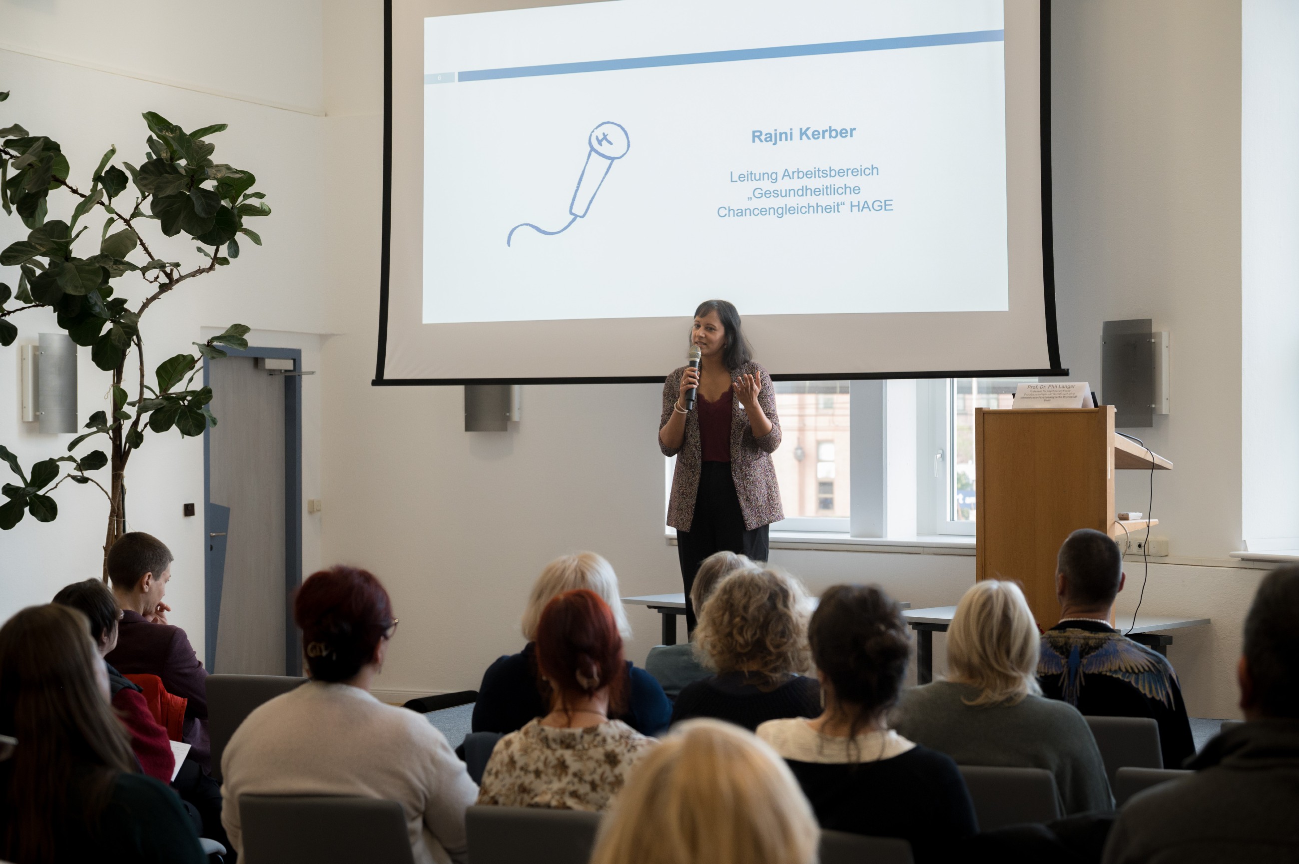 Grußwort von Rajni Kerber (Arbeitsbereichsleitung Gesundheitliche Chancengleichheit, HAGE) 