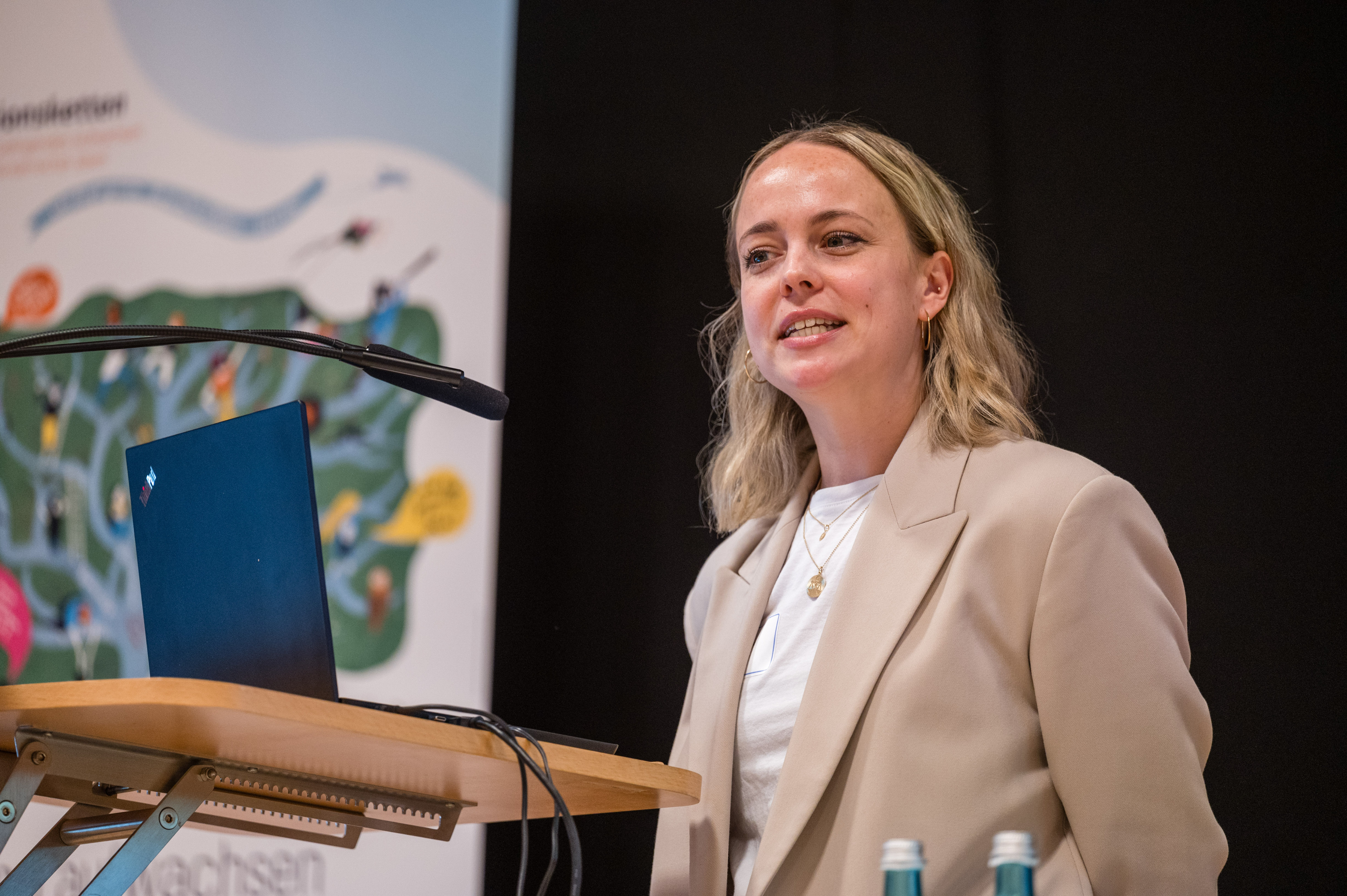 Nicole Waliczek stellt das Landesprogramm Präventionsketten Hessen vor