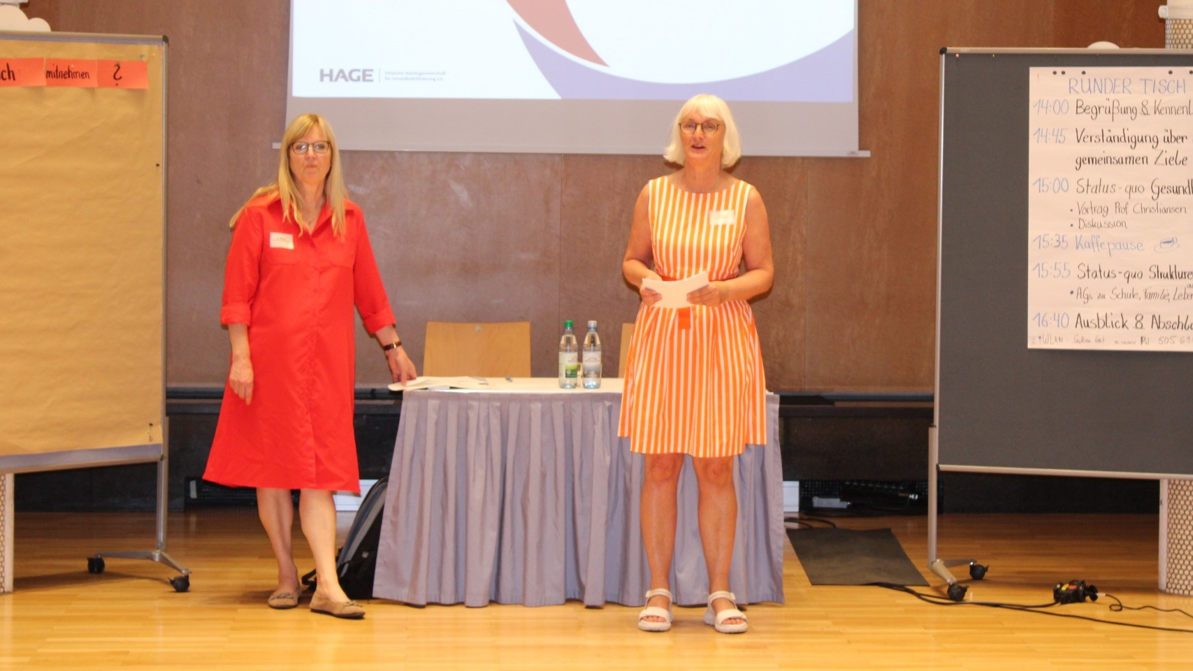 Dr. Heike Winter (li) und Susanne Schmitt moderieren die erste Sitzung des Runden Tisches
