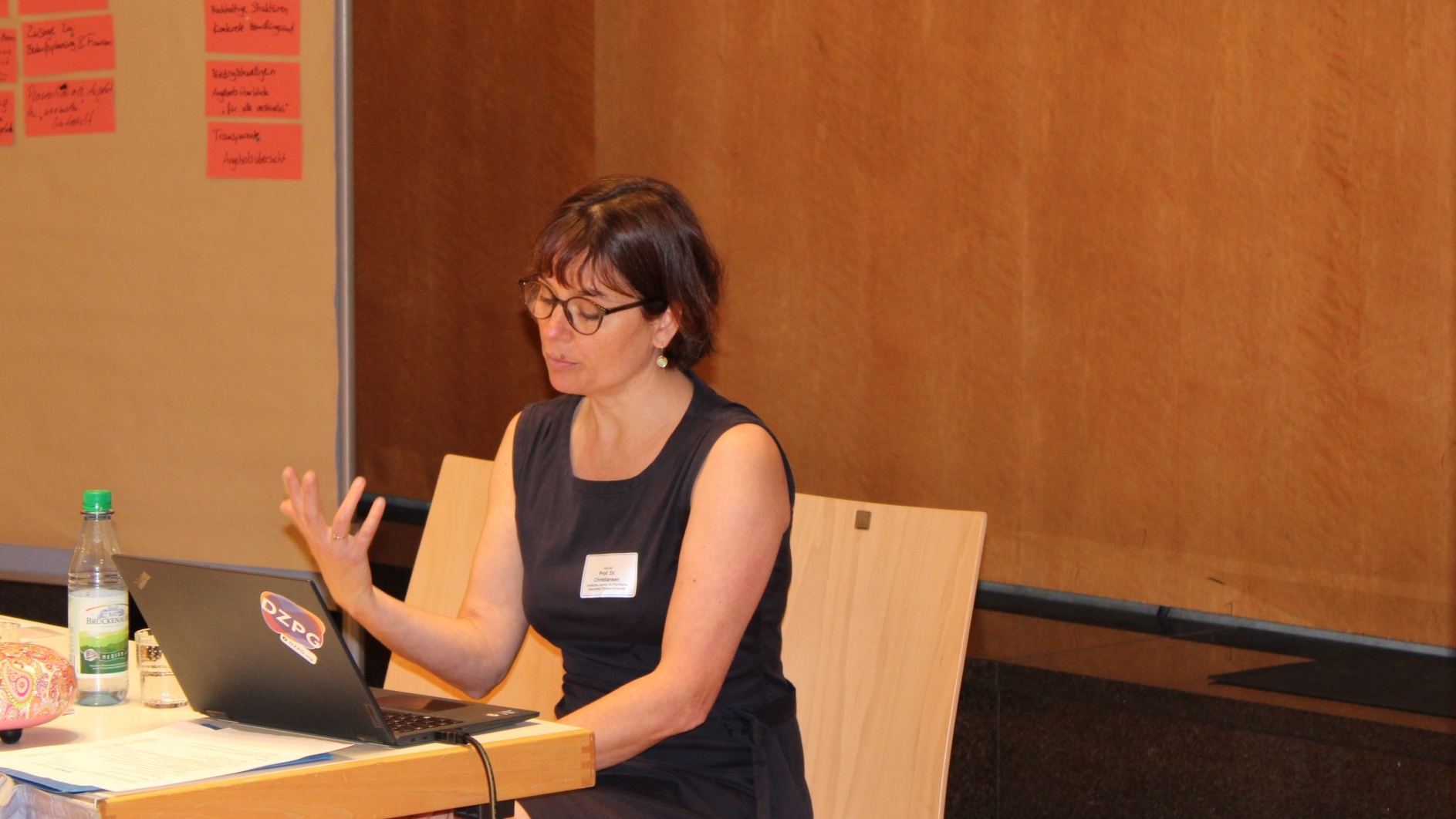 Prof. Dr. Hanna Christiansen präsentiert aktuelle Daten und Forschungsergebnisse zur psychischen Gesundheit von Kindern und Jugendlichen und zur Prävention psychischer Erkrankungen