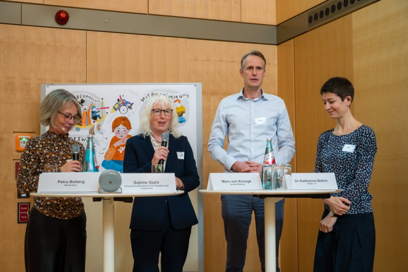 Vier Personen: Petra Boberg, Sabine Stahl, Marc von Krosigk, Dr. Katharina Böhm