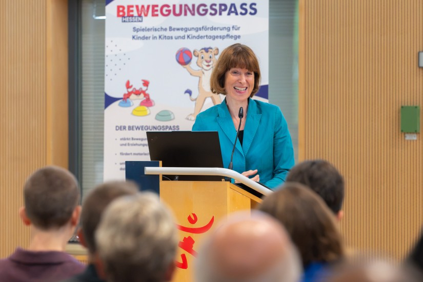 Staatsministerin Heike Hofmann am Rednerpult für ihr Grußwort