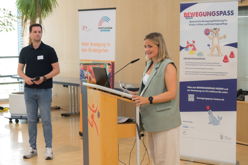 Béatrice Frank-Ebker und Niklas Löw bei der Präsentation zur Projektvorstellung des Bewegungspass Hessen