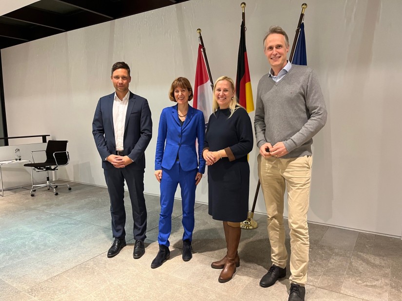 Vier Personen stehen nebeneinander und blicken in die Kamera. (v.l.n.r Markus Büchel (Auridis Stiftung), Ministerin Heike Hofmann (HMSI), Ministerin Diana Stolz (HMFG), Marc von Krosigk (Auridis Stiftung)