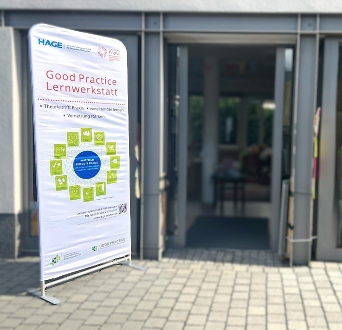 Eingang mit Roll-up einer Good Practice-Lernwerkstatt