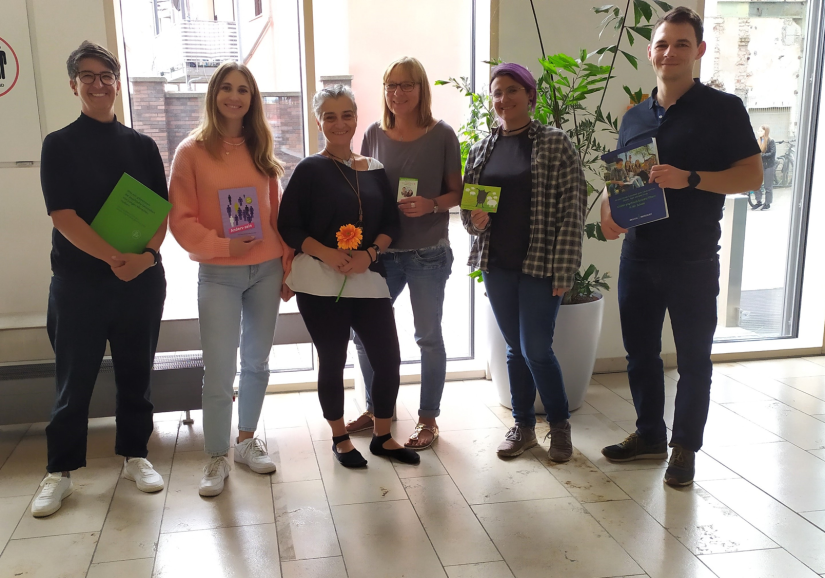 Gruppenbild mit der Referentin der Koordinierungsstelle Psychische Gesundheit in der Schule, Mitgliederinnen der Regionalgruppe Groß-Gerau und der Landeskoordination von „Verrückt? Na und!"