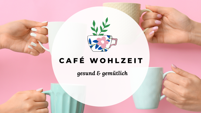  Das runde Café Wohlzeit-Logo zeigt eine Kaffeetasse mit einem Blattgrün in der Mitte. Ringsherum sind Hände zu sehen, die K