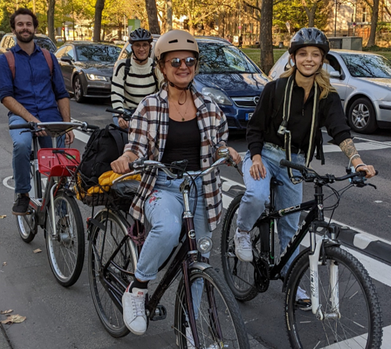 Menschen auf Fahrrädern im Stadtverkehr