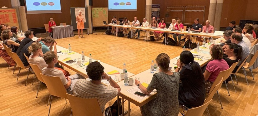 Menschen sitzen in einem Seminarraum