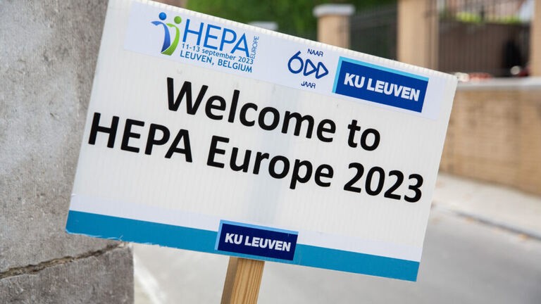 Schild mit Text "Welcome to HEPA Europe 2023"