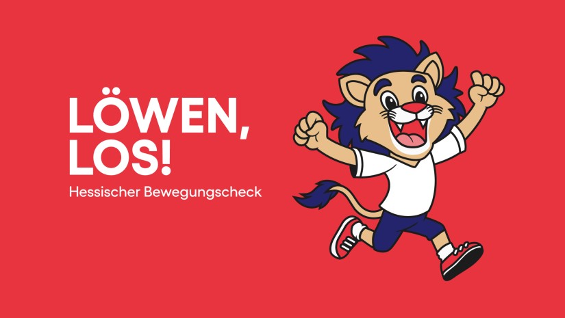 Löwenmaskottchen des Hessischen Bewegungschecks rennt jubelnd.