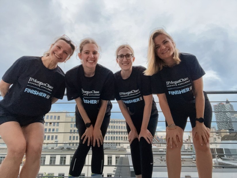 Vier Personen in Lauftrikots 