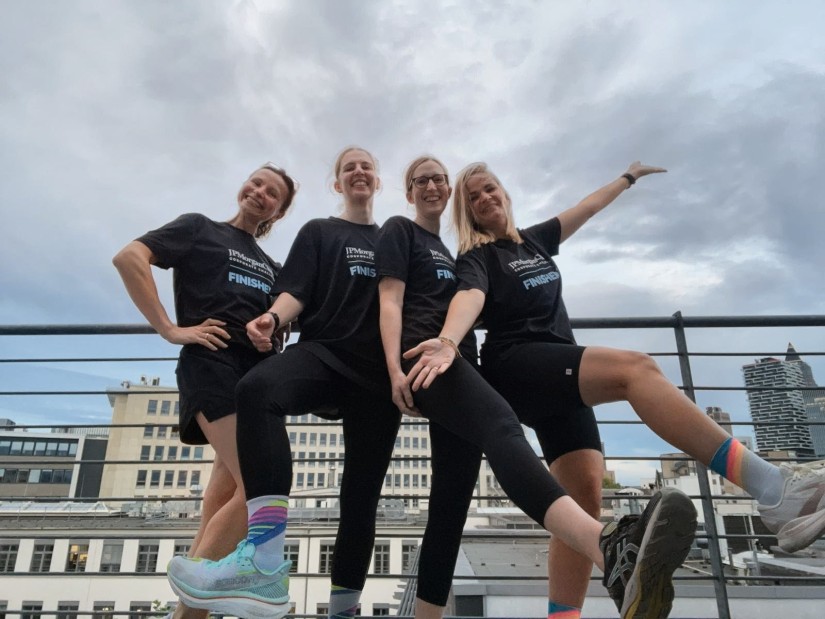 Vier Personen in Lauftrikots