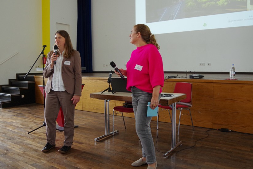 Prof. Dr. Reibling mit Moderatorin Sandra Helms bei der Beantwortung von Fragen aus dem Plenum