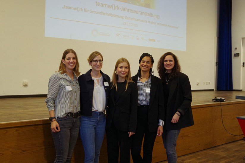 Gruppenbild des Team des Programms teamw()rk vor der Bühne