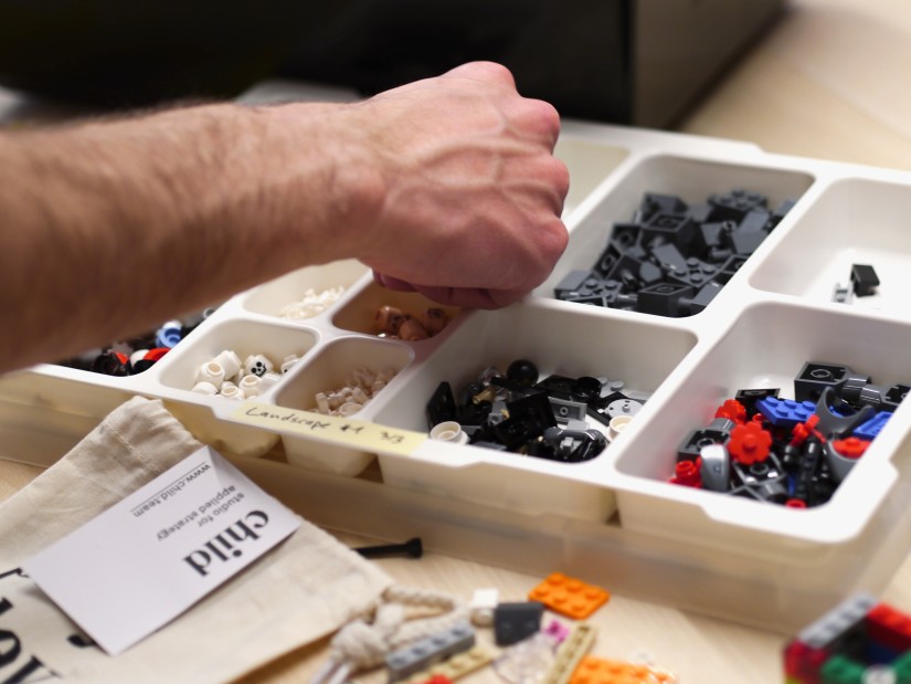 Box mit Legosteinen