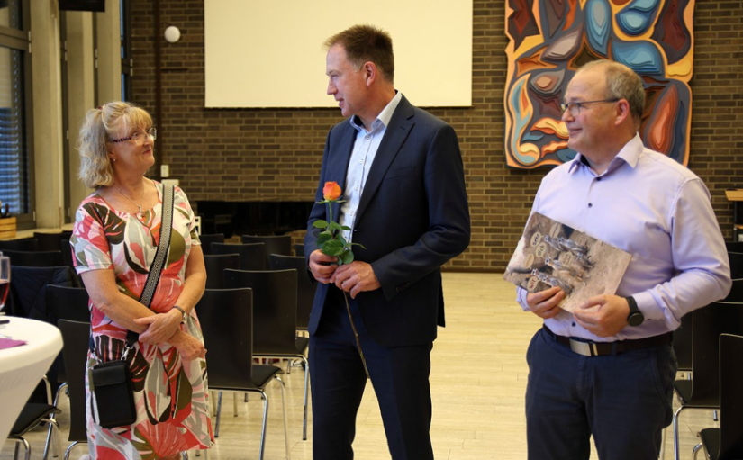 Drei Personen im Gespräch