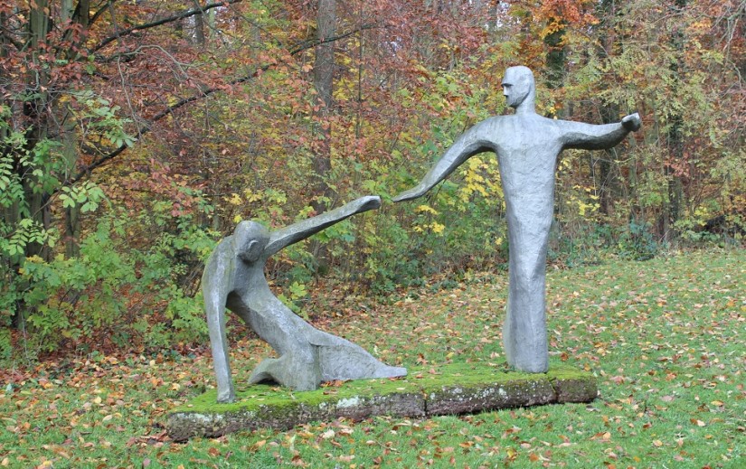 Skulpturengruppe „Arzt und Patient“ von Knud Knudsen (1918 -1998)